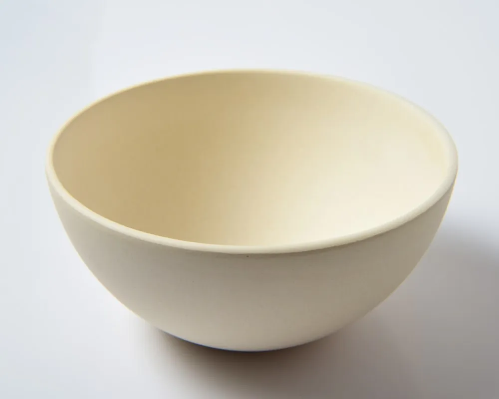 Flache Servierschale mit Sandglasur und unregelmäßigem Rand