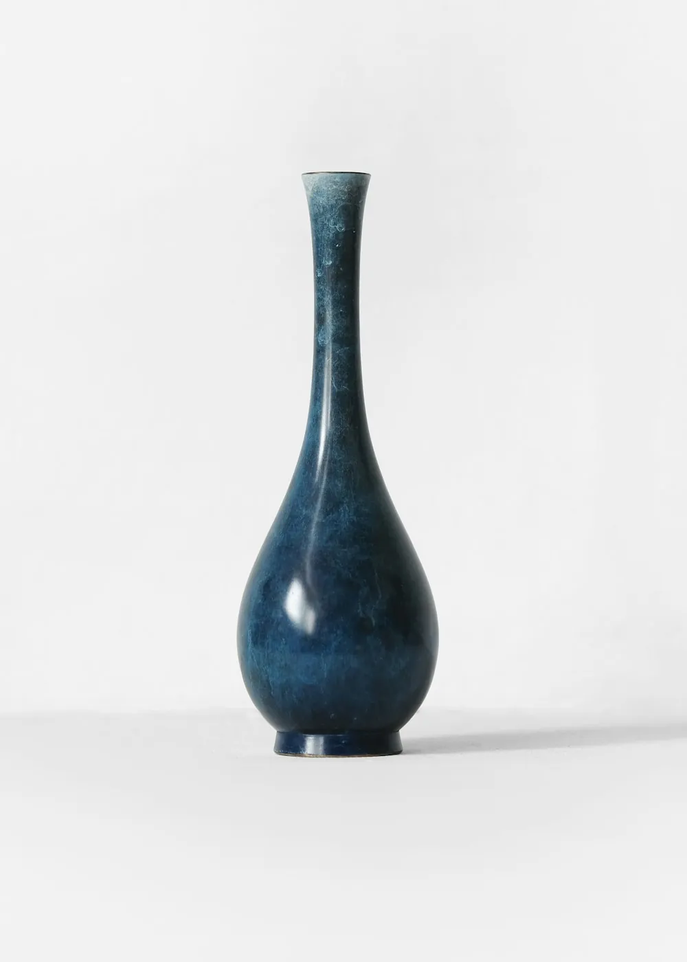 Hohe, schlanke Flaschenvase aus Steinzeug mit gesprenkelter blauer Glasur