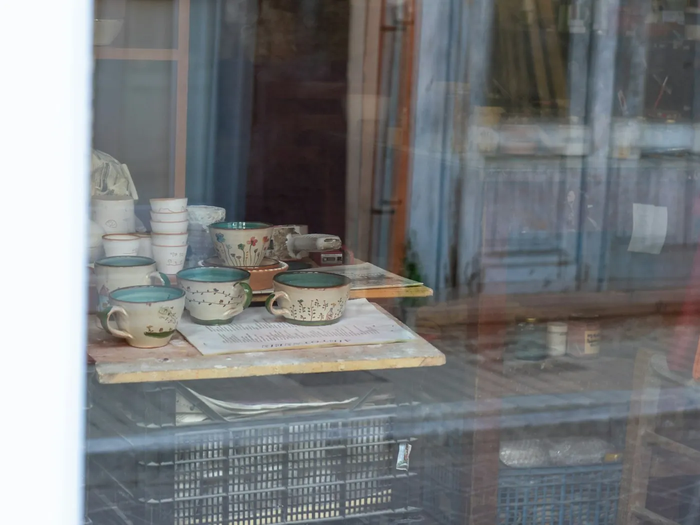 Schaufenster der Werkstatt Tonstück in der Karl-Heine-Straße mit Keramik im Regal