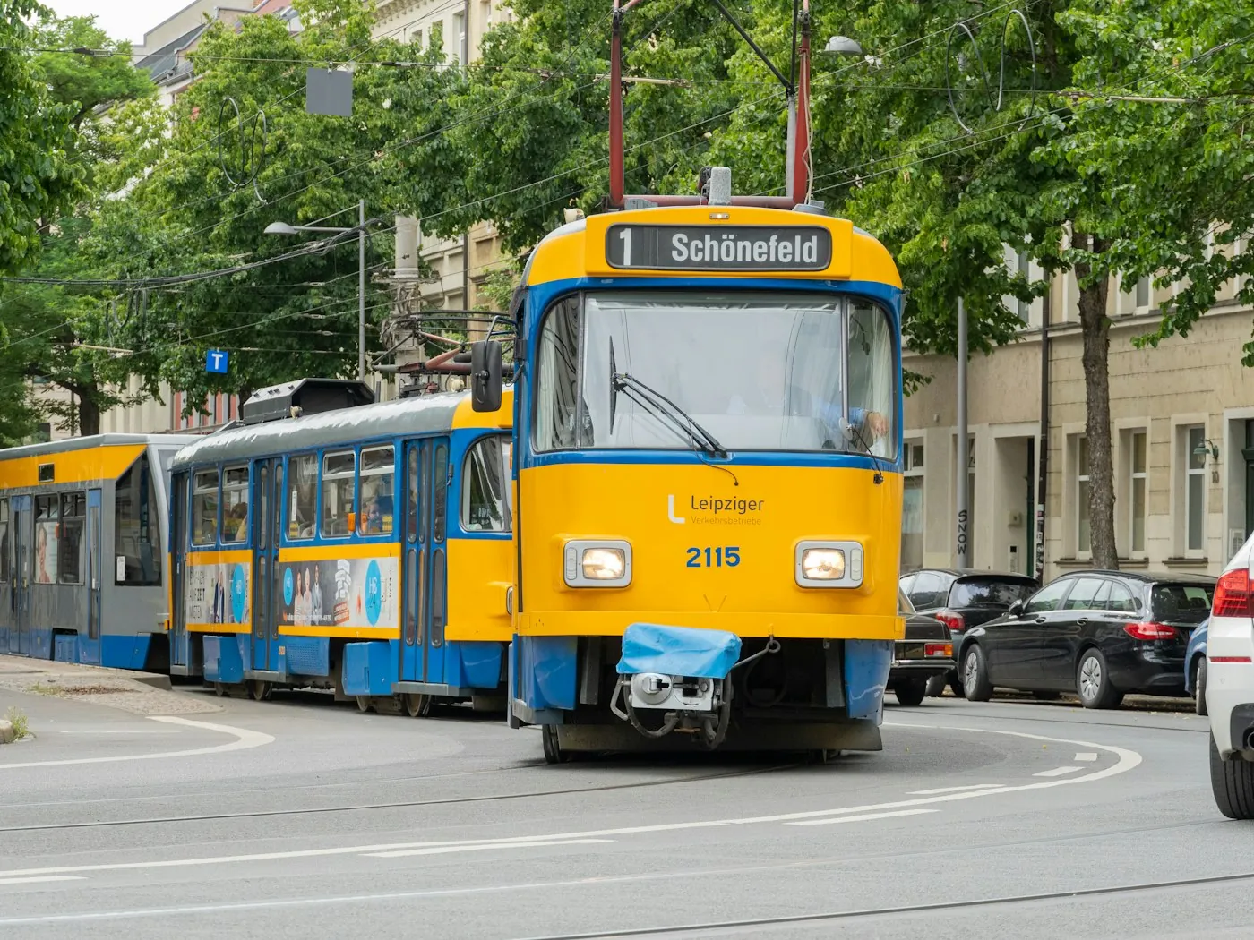 Eine Leipziger Straßenbahn fährt an Altbauten vorbei, wie in der Karl-Heine-Straße in Plagwitz